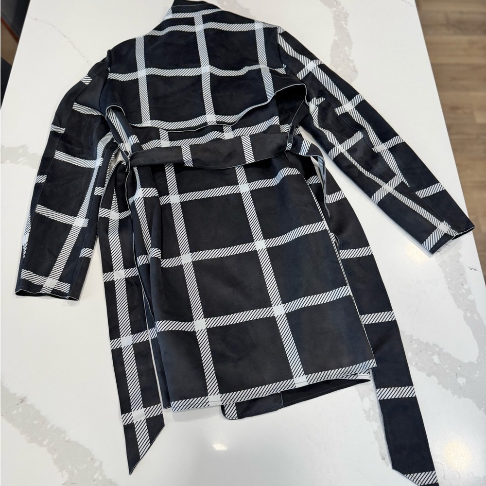 Solitaire Black and White Striped Detail Garment - Picture 8 of 8